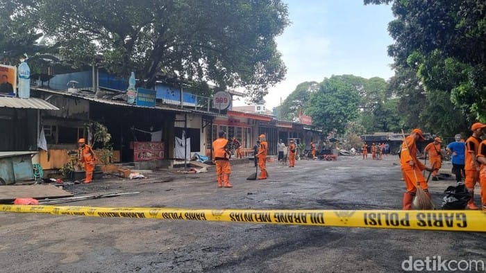 lokasi-kericuhan-usai-pengeroyokan-di-kawasan-kalibata-jaksel-digaris-polisi-petugas-ppsu-membersihkan-puing-puing-di-tempat-k-1765509419807_169